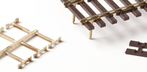 Złączka ze śrubą do mocowania torów na końcach modułów 8 szt., skala H0, Weinert 74019