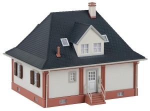 Plebania, ul. Kościelna 3, skala H0, Faller 130681