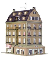 Kamienica z kawiarnią i z oświetleniem skala H0, Vollmer 43783