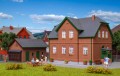 Kamienica mieszkalna z budynkiem gospodarczym, skala H0, Kibri 38192