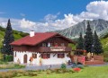 Alpejski zajazd z drewnianym tarasem, skala H0, Vollmer 43960
