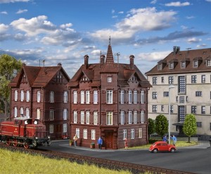 Kolejowa kamienica narożna, skala H0, Vollmer 43807