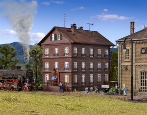 Kolejowa kamienica mieszkalna, skala H0, Vollmer 43805